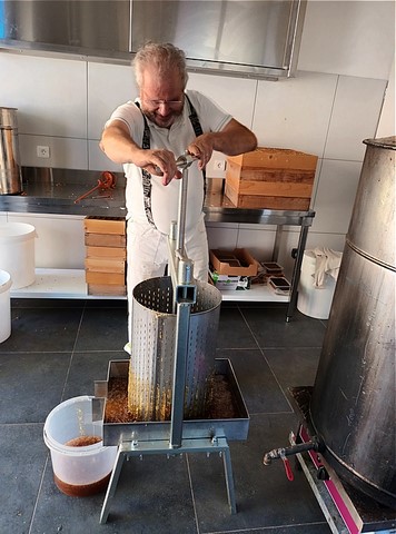 Pressage du miel dans pressoir spécifique Le pressage à froid du miel respecte intégralement le produit